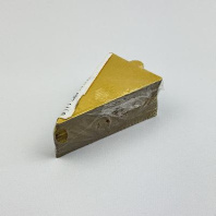 Подложка для ДЕСЕРТОВ ТРЕУГОЛЬНАЯ с держателем золото/крафт h=0,8мм 115х80мм 100шт